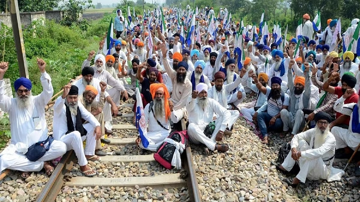 पंजाब के अमृतसर में किसानों का तीसरे दिन रेल रोको आंदोलन जारी, MSP कानून समेत कई मांगों लेकर दे रहे हैं धरना