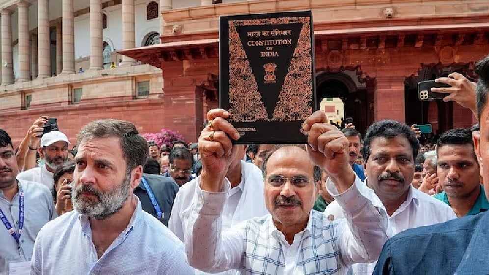 मंगलवार को नई संसद भवन की तरफ जाते समय अधीर रंजन चौधरी ने संविधान की प्रति हाथों में उठा रखी थी
