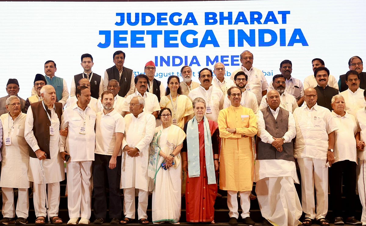मुंबई में 'INDIA' का दूसरे दिन मंथन, गठबंधन के नेताओं ने बैठक से पहले ग्रुप फोटो के लिए दिया पोज़