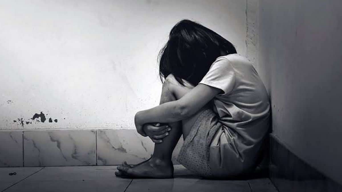 यूपी के कानपुर में 'खाकी' ने किया शर्मसार! 'थाने में लड़की के कपड़े उतारकर ली गई तलाशी', पिता का गांभीर आरोप