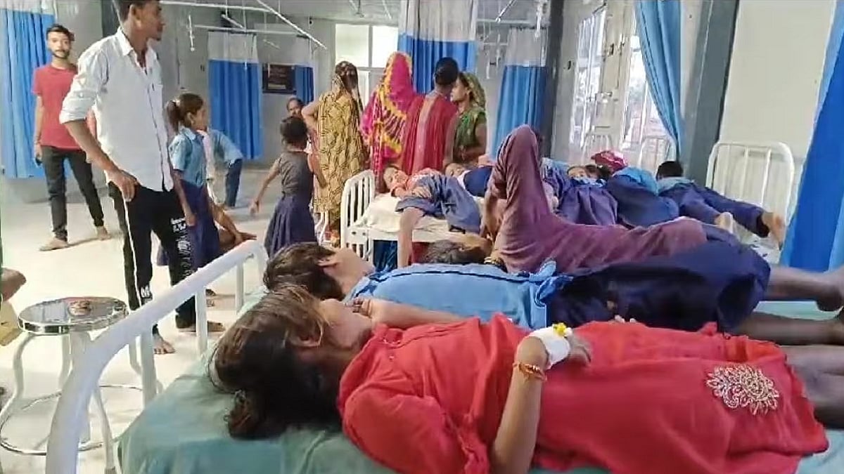 बिहार के सीतामढ़ी में मिड डे मील खाने के बच्चे की तबीयत बिगड़ी। 