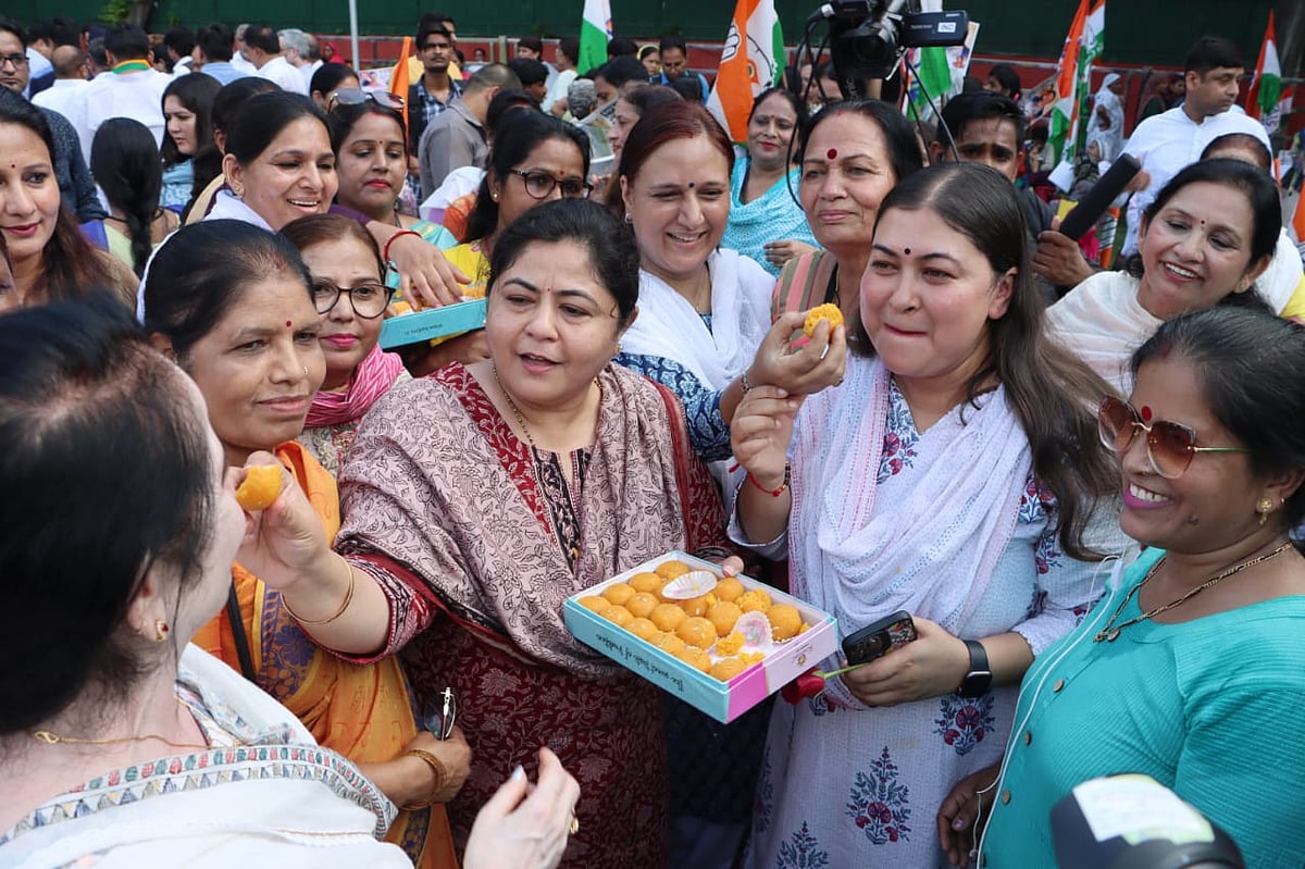  कांग्रेस की महिला कार्यकर्ताओं ने भी इस बिल के संसद में पेश किए जाने पर खुशी जताई है। 
