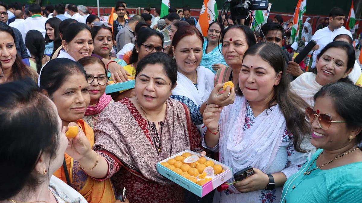 कांग्रेस की महिला कार्यकर्ताओं ने भी इस बिल के संसद में पेश किए जाने पर खुशी जताई है।