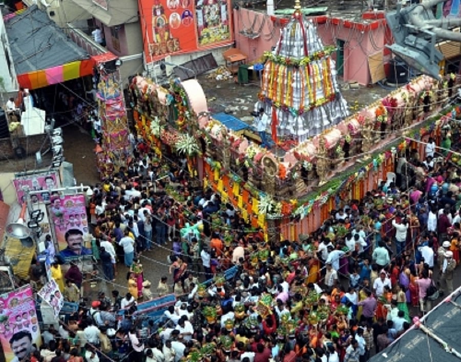 उज्जैन महाकालेश्वर मंदिर के गर्भगृह के लिए ड्रेस कोड तय, पुरुषों को धोती, महिलाओं को साड़ी में ही मिलेगा प्रवेश