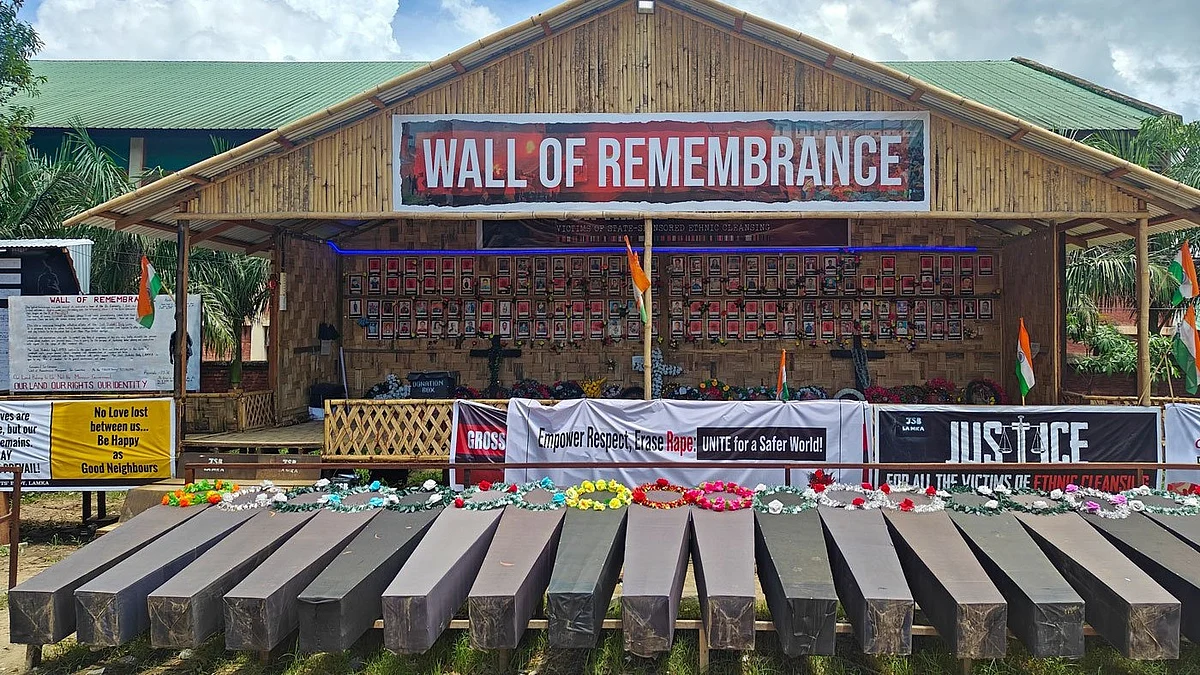 हिंसा में मारे गए परिजनों की याद में कुकी समुदाय के द्वारा द्वारा चुराचांदपुर में बनाया गया स्मारक-स्थल. यहां खाली ताबूत यह दर्शाने के लिए लगाए गए हैं कि वे इंफाल के अस्पतालों में उनकी मृतक-देह लेने के लिए भी नहीं जा सकते हैं और न उनकी अंत्येष्टि कर सकते हैं
(फोटो : पार्थ एम एन)