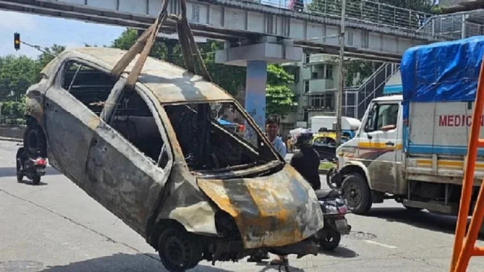 मुंबई में डिवाइडर से टकराने से कार में लगी भीषण आग में 2 युवकों की झुलसकर मौत