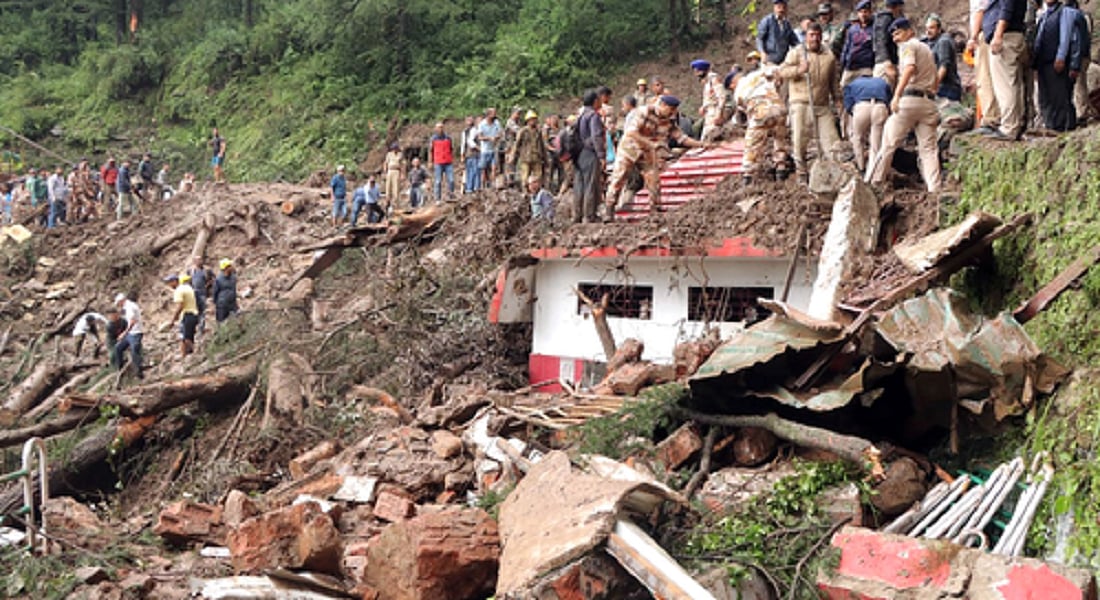 उत्तराखंड के नैनीताल में भूस्खलन की भयावह तस्वीर आई सामने, पलक झपकते ही भरभरा कर गिरी दो मंजिला इमारत
