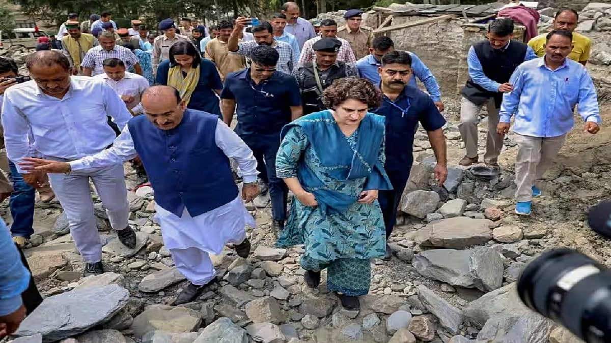 वीडियो: प्रियंका गांधी ने शिमला के शिव मंदिर का किया दौरा, जहां भूस्खलन से 19 लोगों की गई थी जान