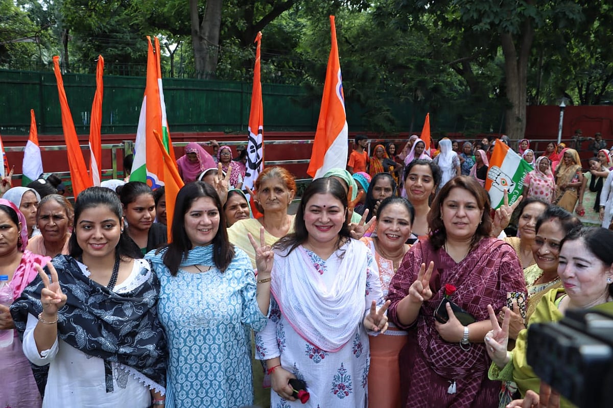महिला आरक्षण बिल संसद में पेश होने पर महिला कांग्रेस के नेताओं ने विक्ट्री साइन दिखाकर अपनी खुशी जाहिर की।