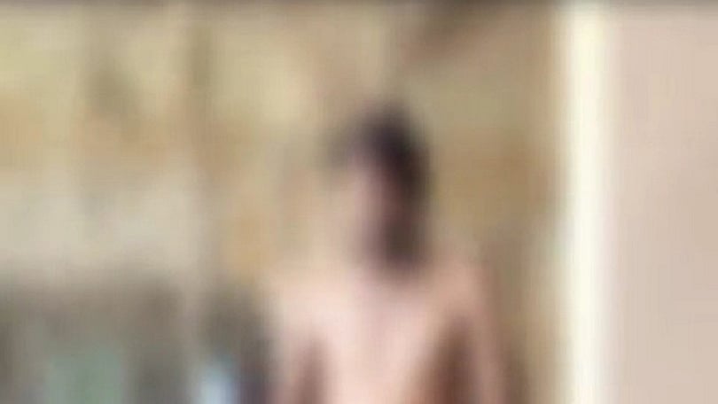 नोएडा में 3000 रुपए के लिए व्यापारी को मंडी में नंगा घुमाया