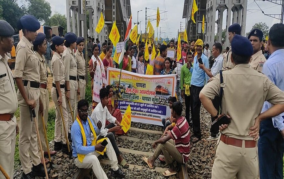 कलकत्ता हाईकोर्ट की रोक के बाद भी पटरियों पर उतरे कुड़मी समाज के लोग, झारखंड-ओडिशा मार्ग पर कई ट्रेन प्रभावित