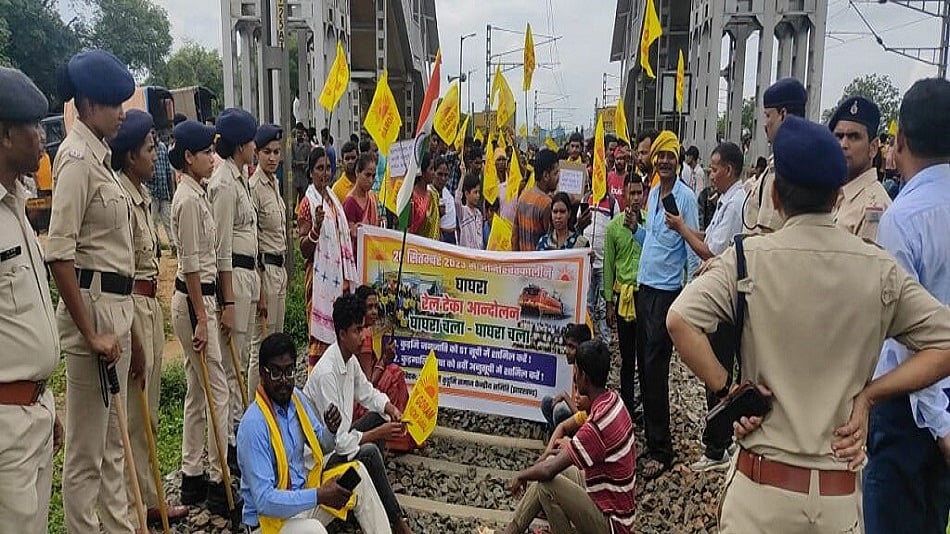रेल पटरियों पर उतरे कुड़मी समाज के लोग, झारखंड-ओडिशा मार्ग पर कई ट्रेन प्रभावित