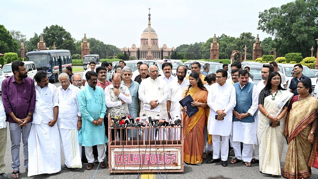 विपक्षी गठबंधन INDIA के नेताओं ने 2 अगस्त को राष्ट्रपति द्रौपदी मुर्मू को मणिपुर के मुद्दे पर ज्ञापन सौंपा था (फोटो : Getty Images)