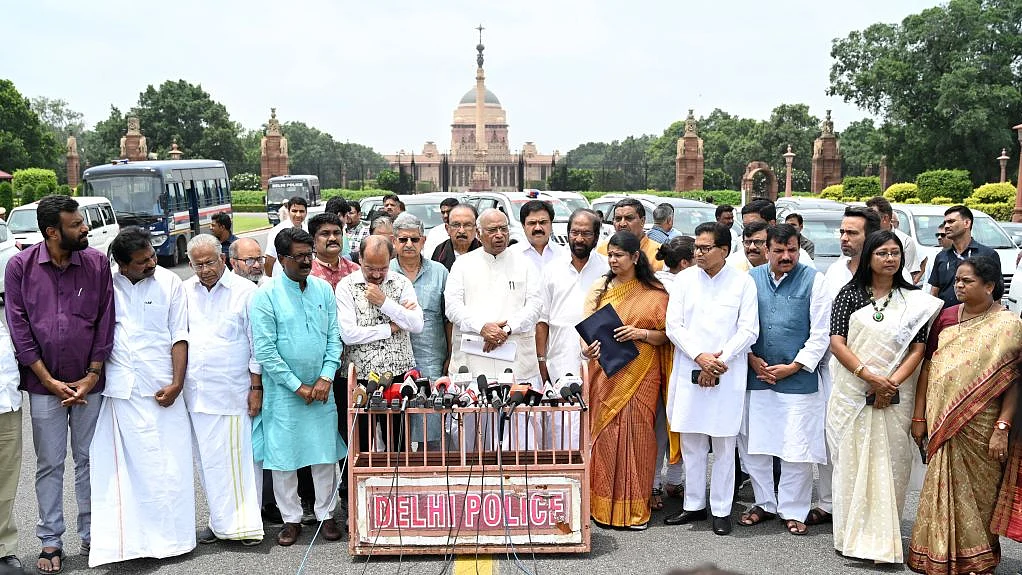विपक्षी गठबंधन INDIA के नेताओं ने 2 अगस्त को राष्ट्रपति द्रौपदी मुर्मू को मणिपुर के मुद्दे पर ज्ञापन सौंपा था (फोटो : Getty Images)