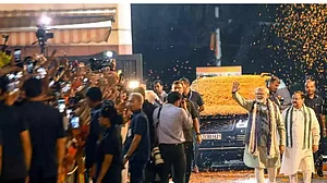 'मणिपुर में आग लगी है, श्रीनगर में सेना के अफसर शहीद हुए और BJP कार्यलाय में उत्सव मनाया जा रहा है'