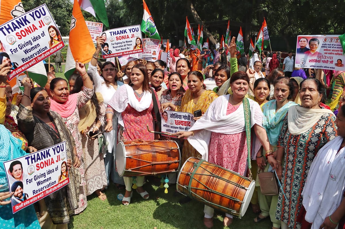 कांग्रेस की महिला नेताओं ने भी इस बिल के संसद में पेश किए जाने पर खुशी जताई है। महिला कर्यताओं ने पार्टी कार्यालय में जश्न मनाया और इस बिल के लिए सोनिया गांधी को धन्यवाद दिया।

