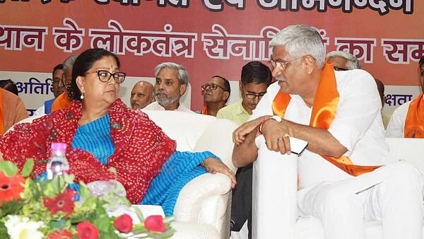 वसुंधरा राजे और गजेंद्र सिंह शेखावत (फाइल फोटो)