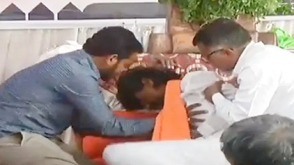 भूख हडताल के छठे दिन जारांगे-पाटिल गिरे, फिर उठकर शिंदे सरकार को कोसा