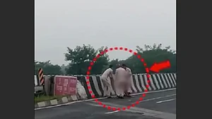 बिहारः पुल से शव फेंकने के मामले में एक पुलिसकर्मी निलंबित, होमगार्ड के 2 जवानों की ड्यूटी क्लोज
