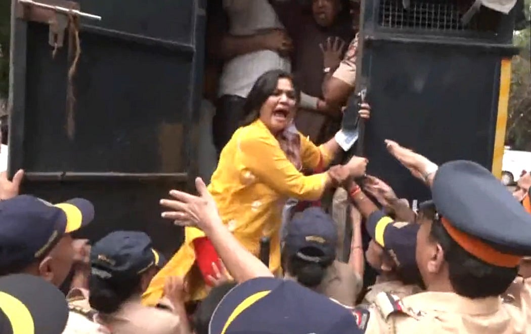 वीडियो: मुंबई में संजय सिंह की गिरफ्तारी के विरोध में सड़कों पर उतरे AAP कार्यकर्ता, पुलिस ने हिरासत में लिया