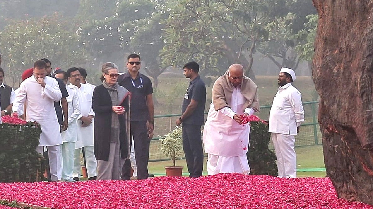 देश की पूर्व PM इंदिरा गांधी की 39वीं पुण्यतिथि पर सोनिया-राहुल गांधी और खड़गे पहुंचे शक्ति स्थल, दी श्रद्धांजलि