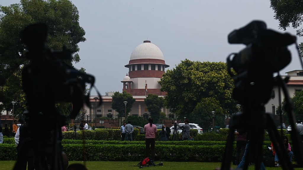 आकार पटेल का लेख: सरकारी कदमों और कानूनों की संवैधानिकता पर फैसला देने में सुप्रीम कोर्ट की झिझक