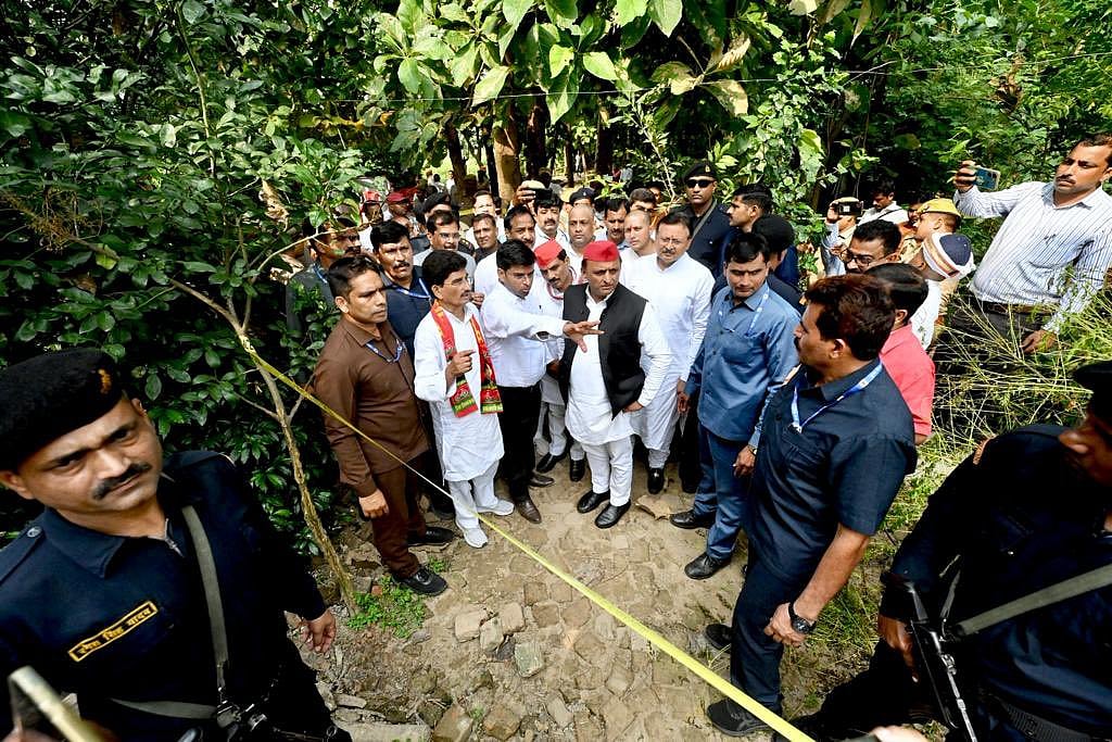 'अगर बुलडोजर चलेगा तो...', देवरिया पहुंचे अखिलेश, मृतकों को दी श्रद्धांजलि, बोले- BJP कर रही जाति के नाम पर राजनीति