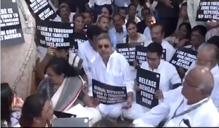TMC ने केंद्र के खिलाफ दिल्ली में राजघाट पर दिया धरना, मनरेगा और अन्य योजनाओं का धन जारी करने की मांग की
