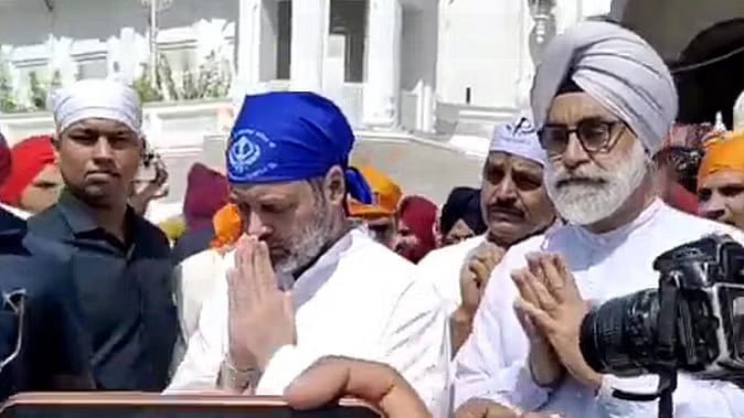 अमृतसर पहुंचे राहुल गांधी, स्वर्ण मंदिर में टेका मत्था