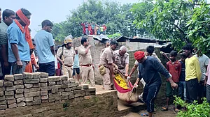 देवरिया नरसंहार: सदमें में है एक मात्र बचा आठ साल का बच्चा, परिवार के 5 लोगों को उतारा मौत के घाट