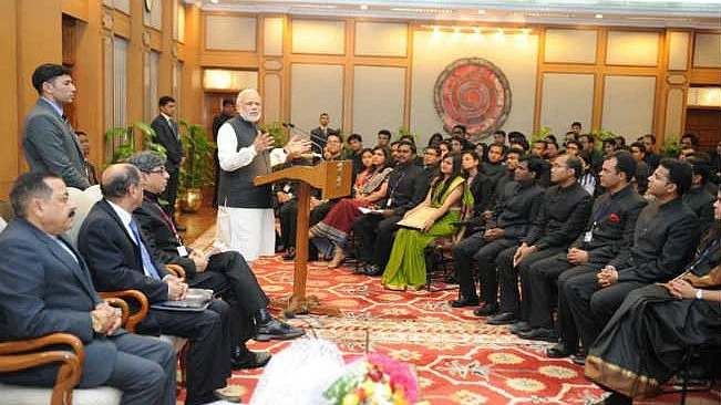 आईएएस अफसरों को संबोधित करते प्रधानमंत्री नरेंद्र मोद (फाइल फोटो)