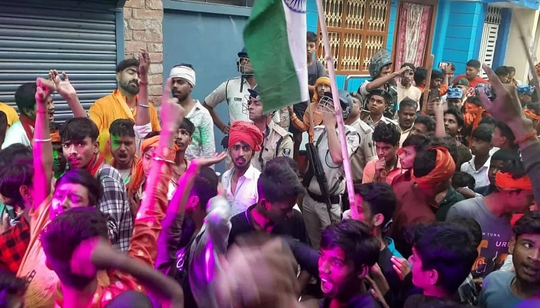बिहार: छपरा में दुर्गा प्रतिमा विसर्जन जुलूस पर पथराव के बाद तनाव, 2 दिनों तक इंटरनेट बैन