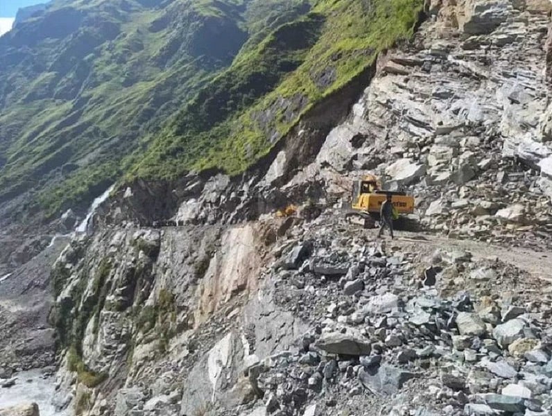 पिथौरागढ़ के धारचूला-गुंजी मार्ग पर गिरी चट्टान की चपेट में आई बोलेरो, ड्राइवर सहित 9 लोगों की मौत की आशंका