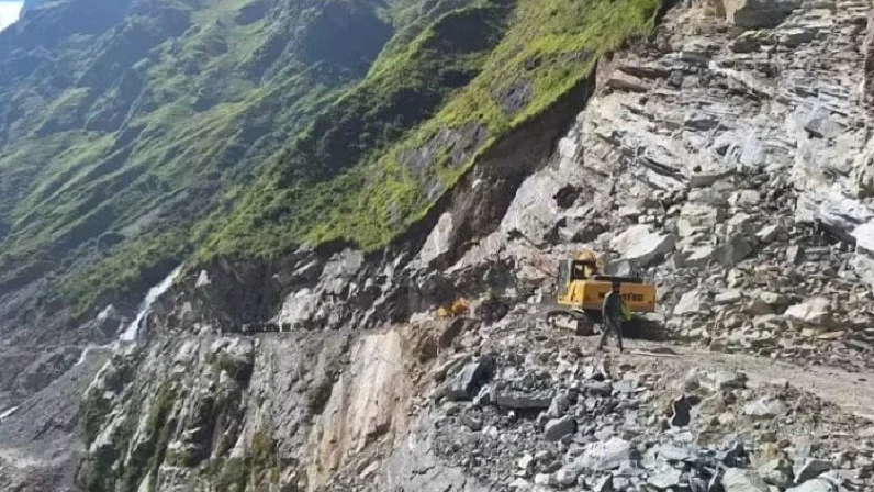 पिथौरागढ़ के धारचूला-गुंजी मार्ग पर चट्टान की चपेट में आई बोलेरो, 9 लोगों की मौत की आशंका