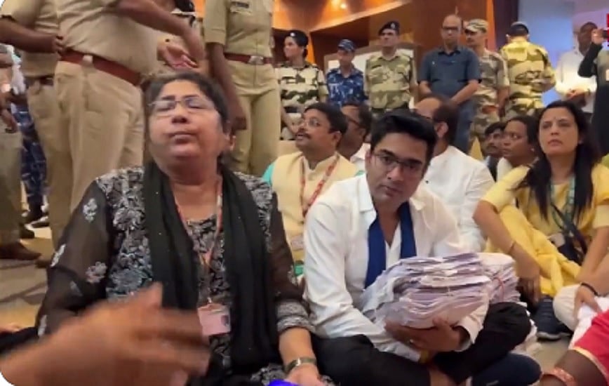 TMC नेताओं ने मंत्री के नहीं मिलने पर कृषि भवन के अंदर दिया धरना, पुलिस ने बलपूर्वक हिरासत में लिया