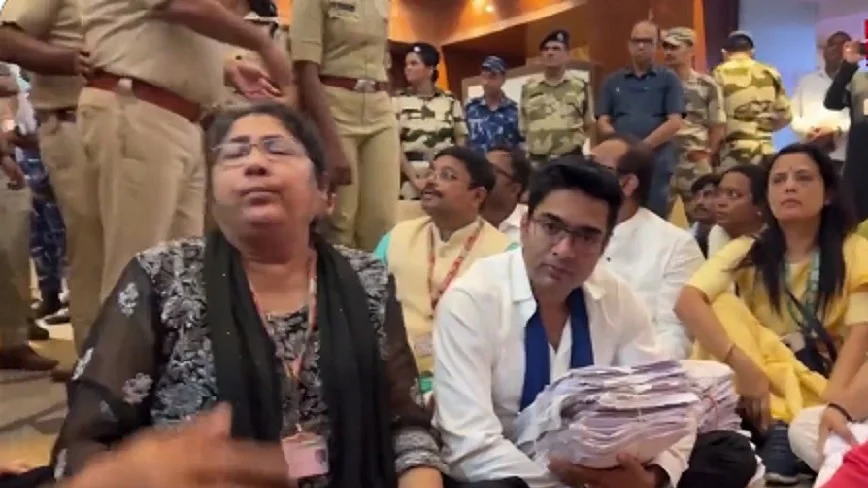 TMC नेताओं ने मंत्री के नहीं मिलने पर कृषि भवन के अंदर दिया धरना, पुलिस ने बलपूर्वक हिरासत में लिया