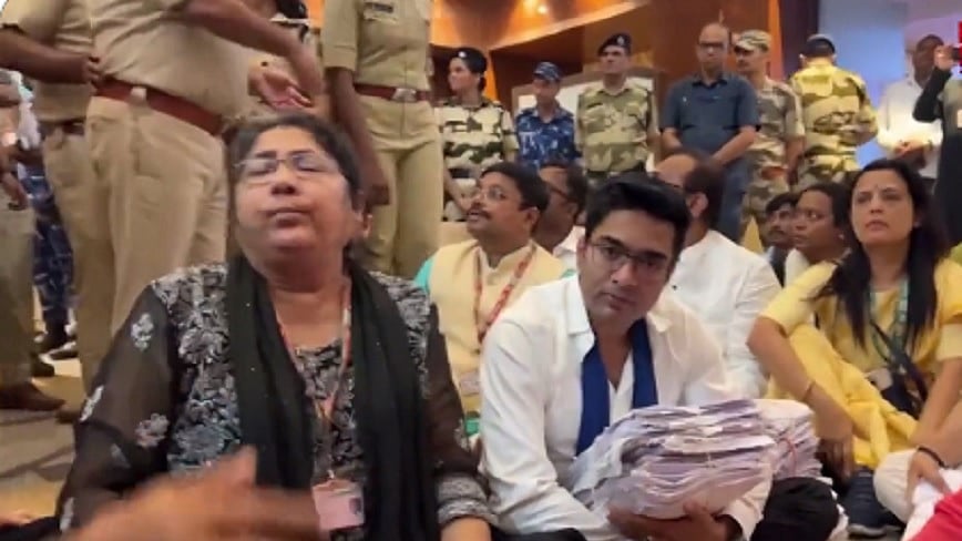 TMC नेताओं ने मंत्री के नहीं मिलने पर कृषि भवन के अंदर दिया धरना, पुलिस ने बलपूर्वक हिरासत में लिया