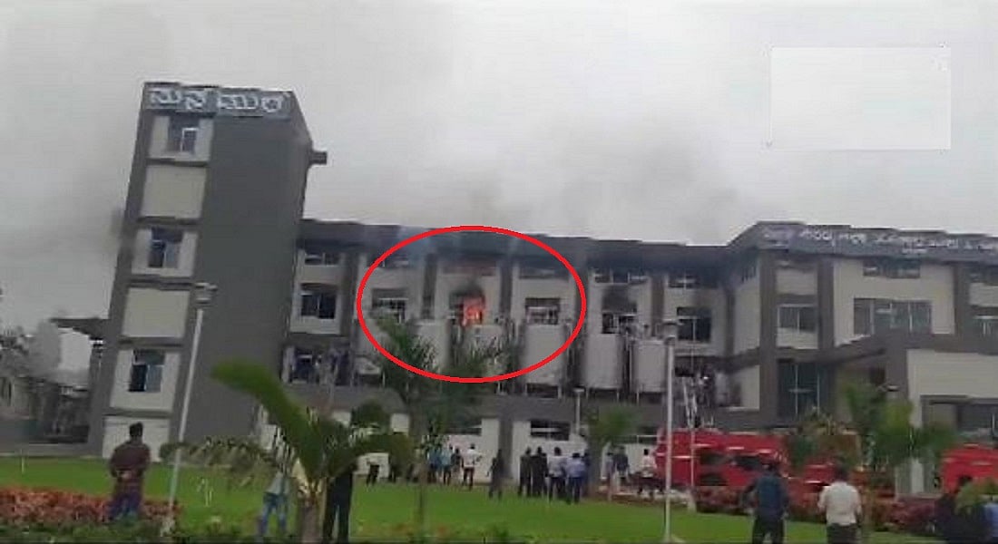 कर्नाटक के मांड्या में मनमुल डेयरी में लगी भीषण आग, दमकल कर्मी काबू पाने में जुटे, देखें वीडियो