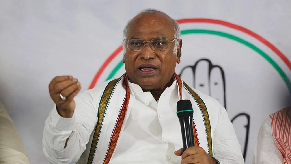 अफसरों को प्रचारक बनाने के खिलाफ खड़गे ने पीएम को लिखा पत्र, राजनीति से दूर रखने की मांग की