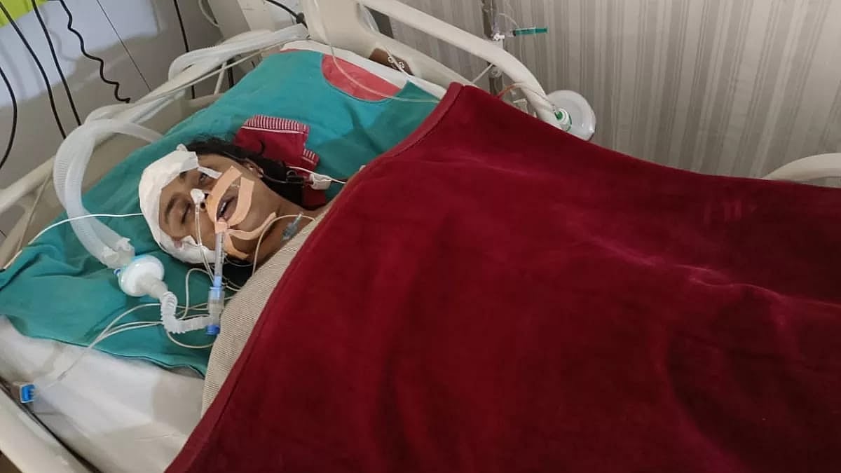 गाजियाबाद में बीटेक छात्रा से बदमाशों ने मोबाइल लूटा, छीना झपटी में सड़क पर गिरी, गंभीर हालत में अस्पताल में भर्ती