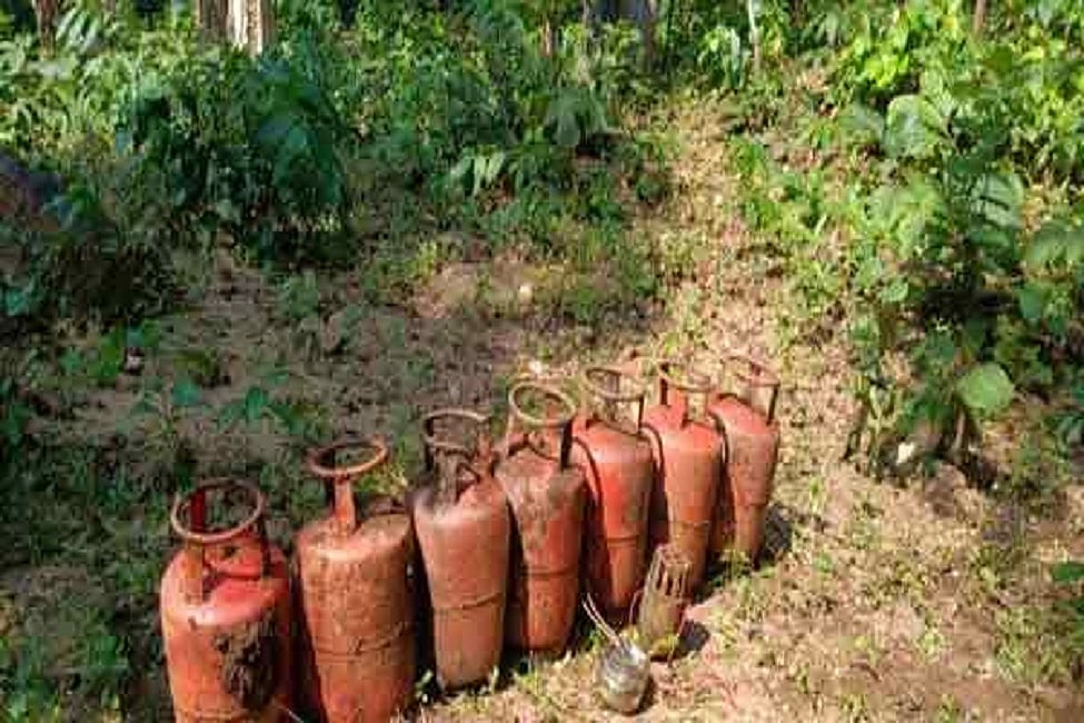झारखंड के बूढ़ा पहाड़ में सुरक्षा बलों को उड़ाने की साजिश नाकाम, 7 सिलिंडर बम सहित 9 आईईडी बरामद