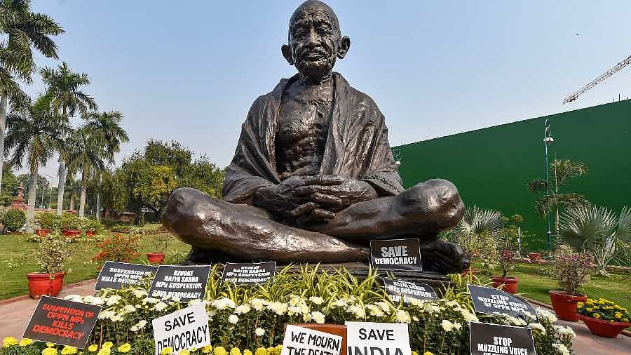राम पुनियानी का लेखः पूरी दुनिया में गांधी का सम्मान, अपने देश में उनके सिद्धांतों के लिए कितनी जगह?