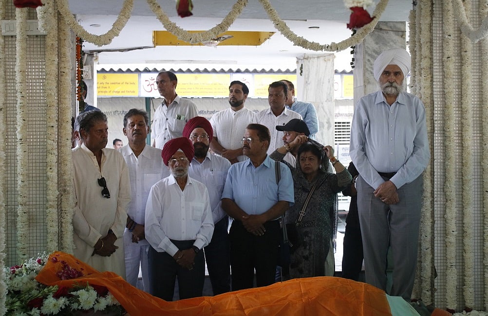पंचतत्व में विलीन हुए बिशन सिंह बेदी, कपिल देव समेत क्रिकेट जगत के तमाम दिग्गज श्रद्धांजलि देने पहुंचे