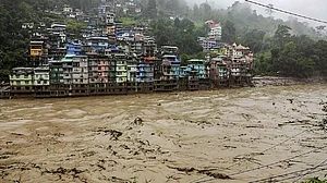 सिक्किम में बाढ़ से चारों तरफ तबाही का मंजर, अब तक 26 शव बरामद, 142 अभी भी लापता, तलाशी अभियान जारी