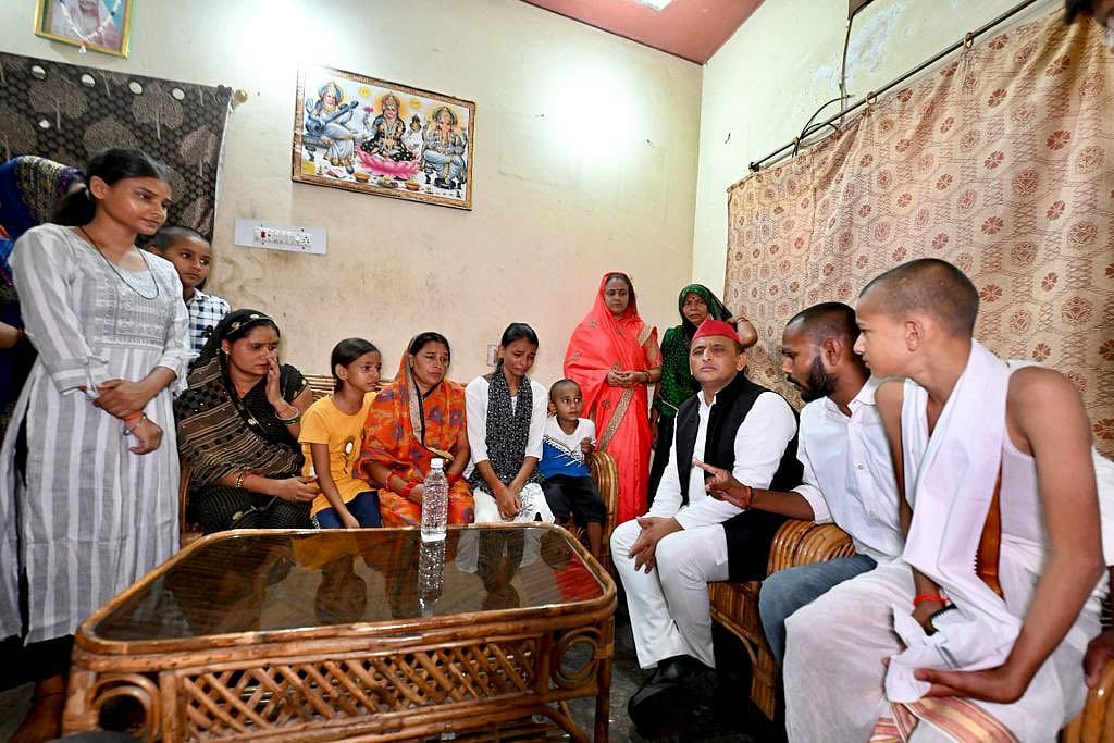 'अगर बुलडोजर चलेगा तो...', देवरिया पहुंचे अखिलेश, मृतकों को दी श्रद्धांजलि, बोले- BJP कर रही जाति के नाम पर राजनीति