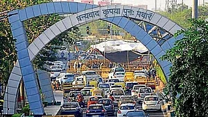 नोएडा में दशहरे के दिन तक कई मार्गों पर रहेगा डायवर्जन, घर से निकलने से पहले जानें पूरा रूट प्लान
