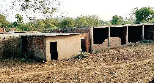 कुर्सा गांव में कुछ मकान अर्धनिर्मित भी हैं (फोटो - काशिफ काकवी)