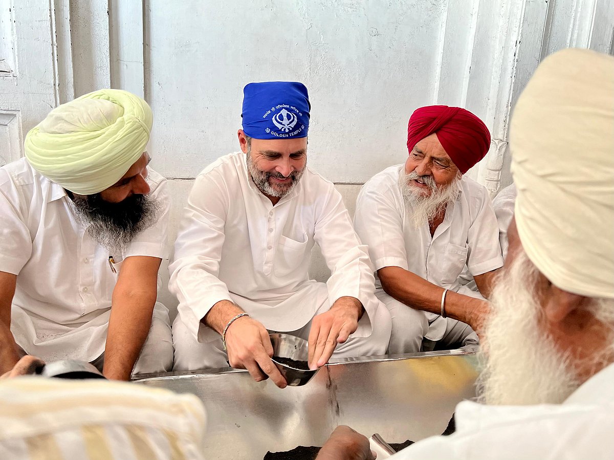 अमृतसर के स्वर्ण मंदिर का राहुल गांधी ने किया दौरा, मंदिर में की सेवा, देखें वीडियो