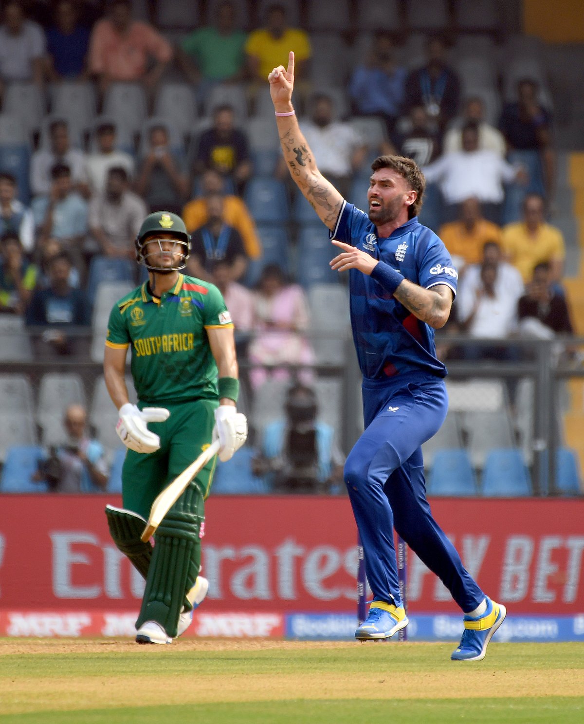 ENG vs SA: दक्षिण अफ्रीका से मैच के बीच इंग्लैंड को बड़ा झटका, तेज गेंदबाज टॉपले को चोट के कारण मैदान से जाना पड़ा बाहर