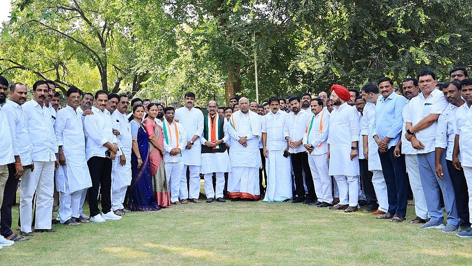 तेलंगाना चुनाव से पहले BRS के दो वरिष्ठ नेता 100 से ज्यादा समर्थकों के साथ कांग्रेस में शामिल